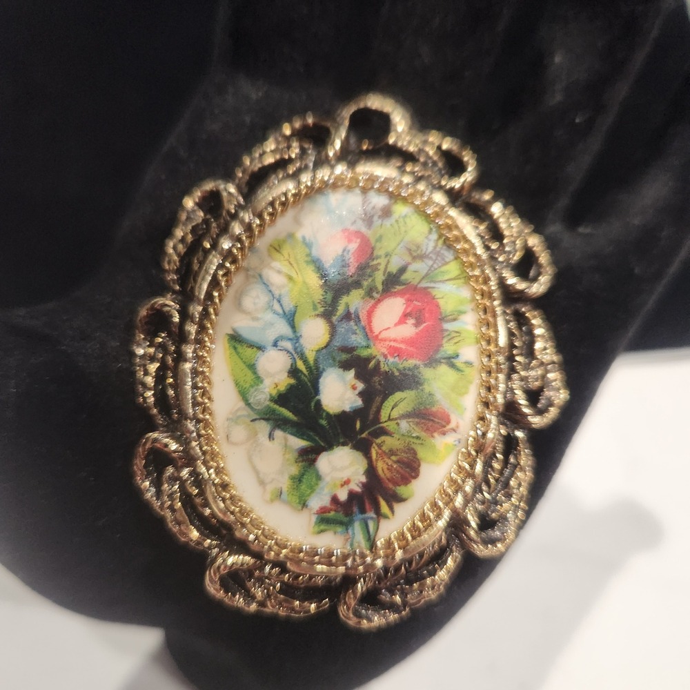 Vintage Gold Tone Floral Bouquet Oval Pendant Ornate Scalloped Border 2 Inch